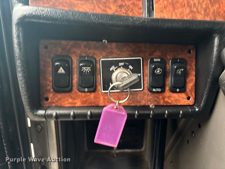 image for item EG8918 2005 Kenworth T800 semi truck