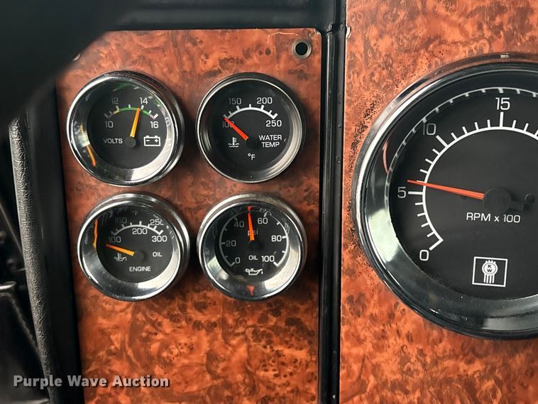 image for item EG8918 2005 Kenworth T800 semi truck