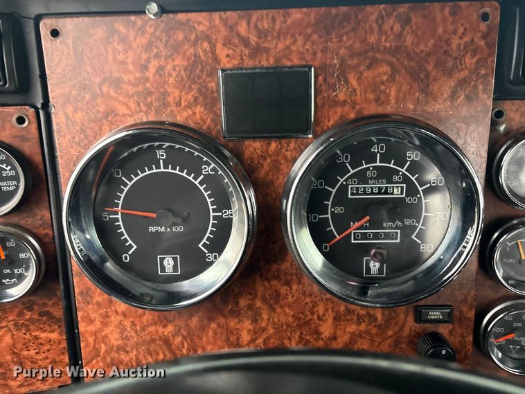 image for item EG8918 2005 Kenworth T800 semi truck