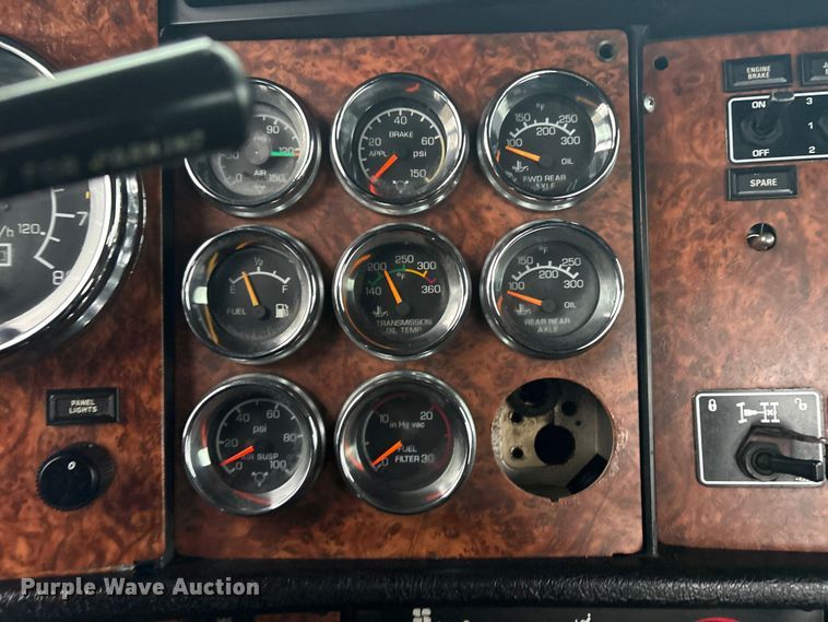 image for item EG8918 2005 Kenworth T800 semi truck