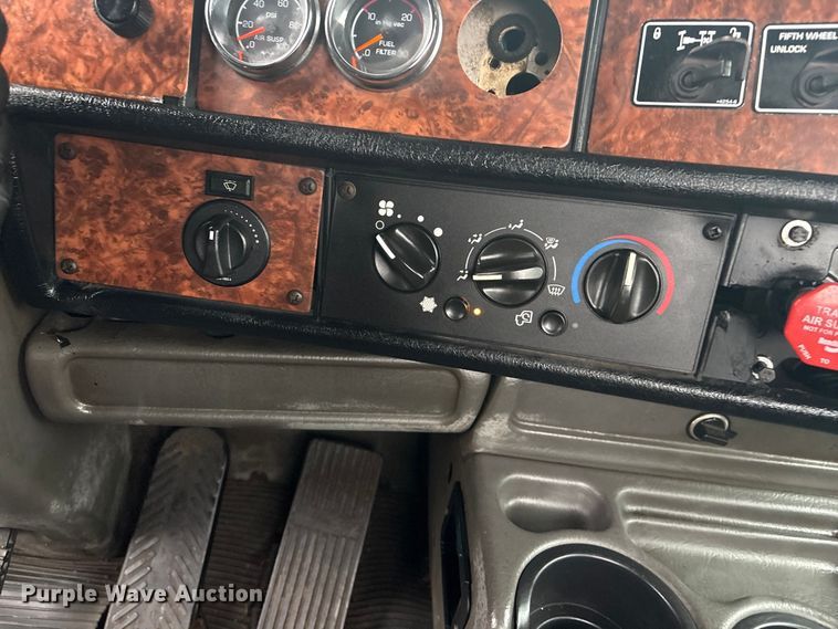 image for item EG8918 2005 Kenworth T800 semi truck