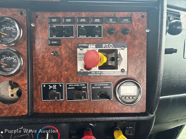 image for item EG8918 2005 Kenworth T800 semi truck