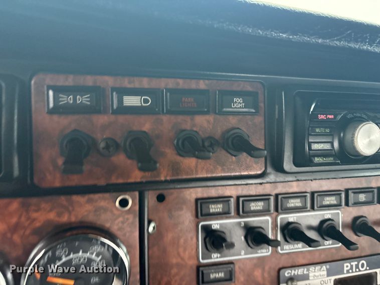 image for item EG8918 2005 Kenworth T800 semi truck