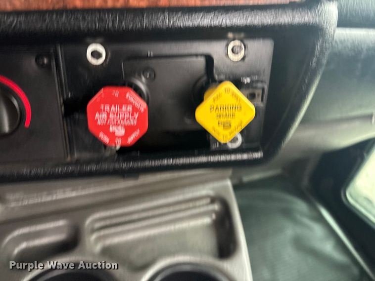 image for item EG8918 2005 Kenworth T800 semi truck