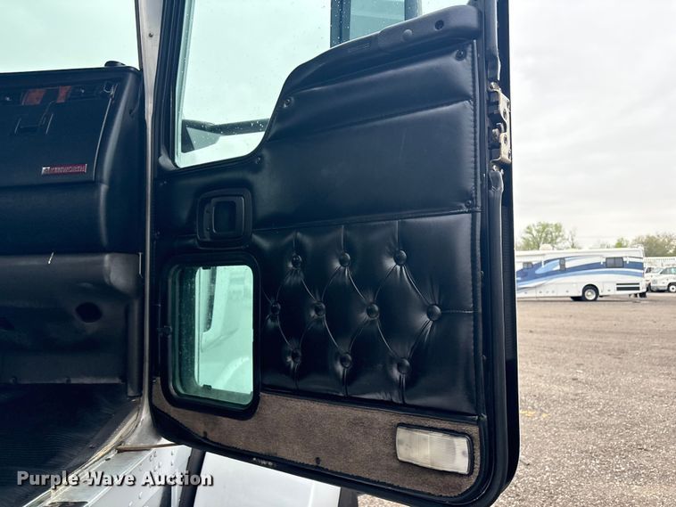 image for item EG8918 2005 Kenworth T800 semi truck