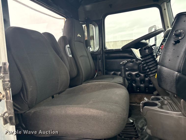 image for item EG8918 2005 Kenworth T800 semi truck