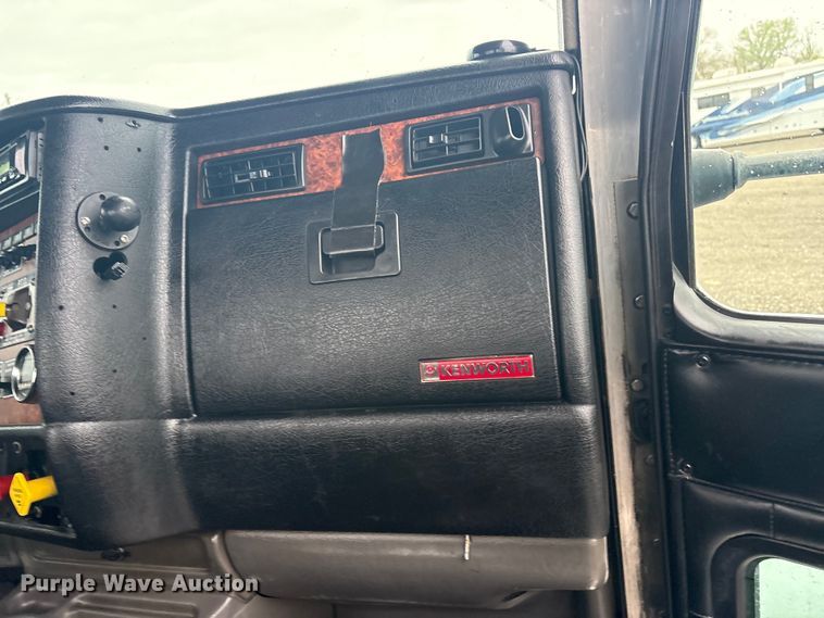 image for item EG8918 2005 Kenworth T800 semi truck