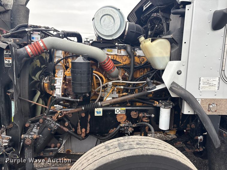 image for item EG8918 2005 Kenworth T800 semi truck