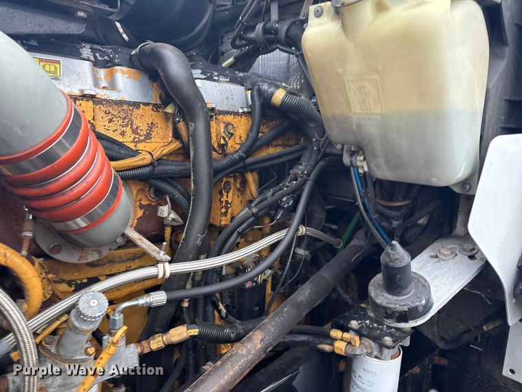 image for item EG8918 2005 Kenworth T800 semi truck