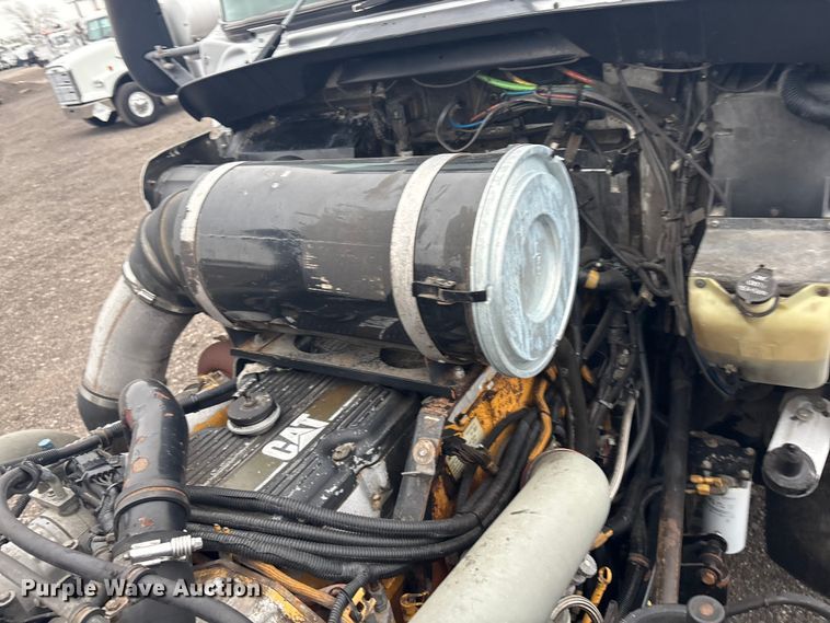 image for item EG8918 2005 Kenworth T800 semi truck