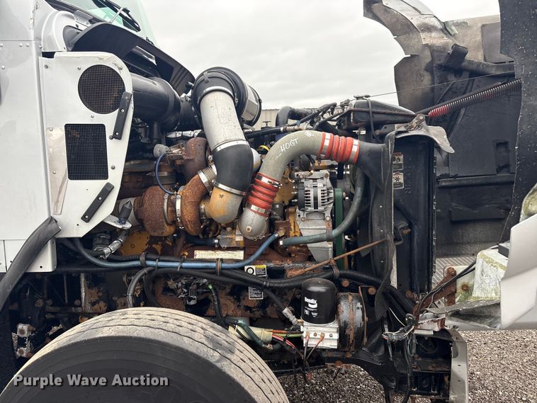 image for item EG8918 2005 Kenworth T800 semi truck