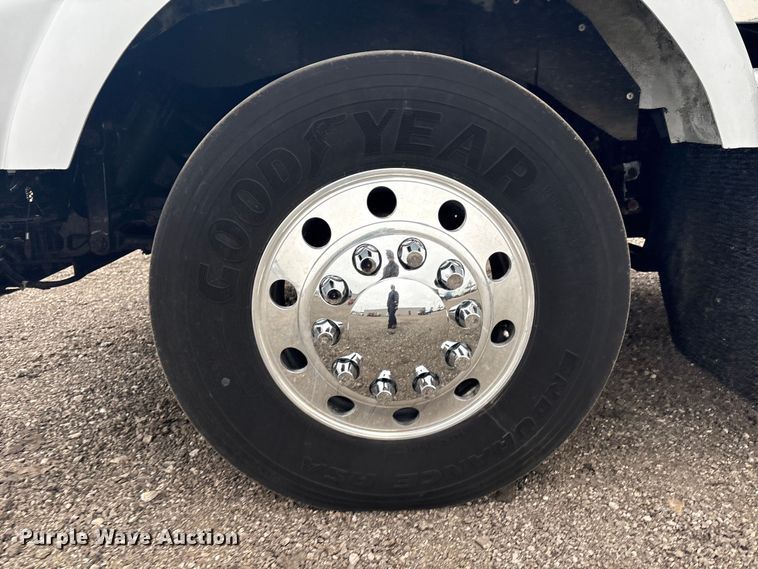 image for item EG8918 2005 Kenworth T800 semi truck