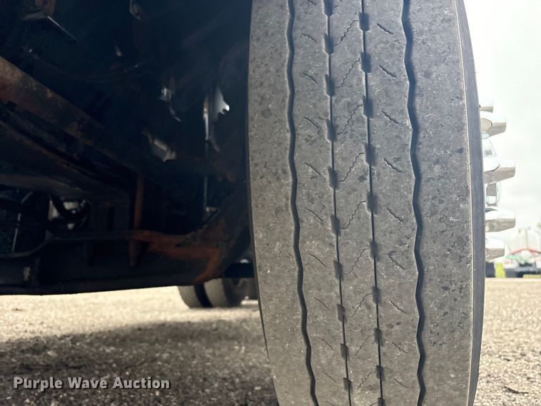 image for item EG8918 2005 Kenworth T800 semi truck