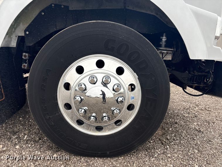 image for item EG8918 2005 Kenworth T800 semi truck