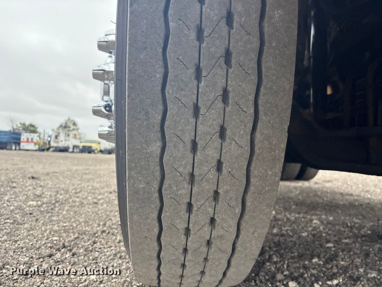 image for item EG8918 2005 Kenworth T800 semi truck