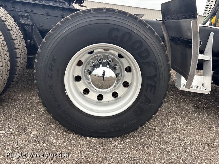 image for item EG8918 2005 Kenworth T800 semi truck