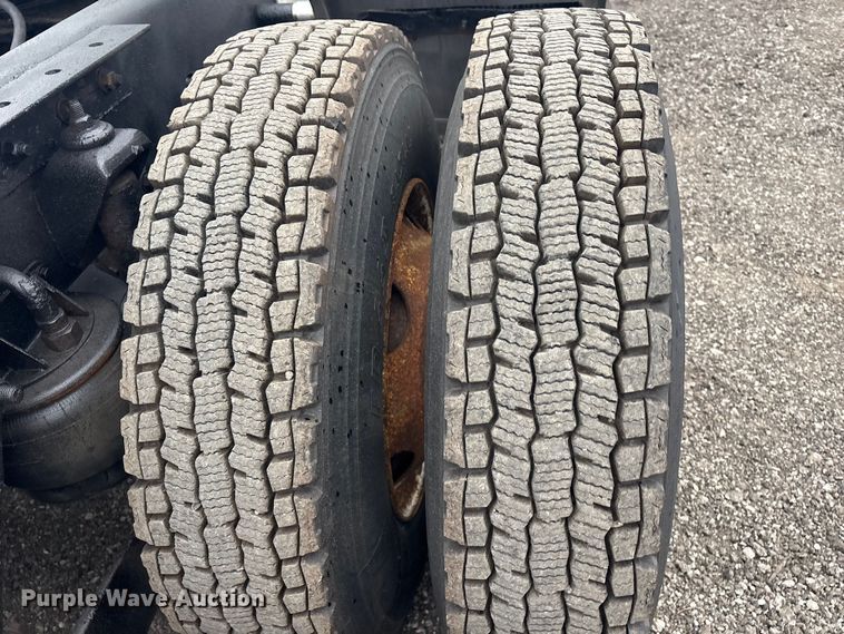 image for item EG8918 2005 Kenworth T800 semi truck