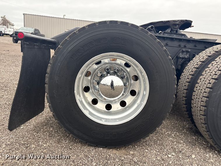 image for item EG8918 2005 Kenworth T800 semi truck