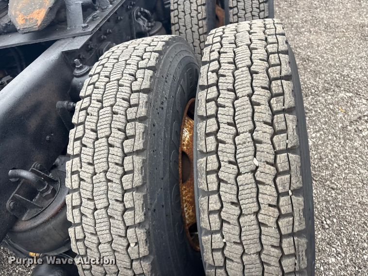 image for item EG8918 2005 Kenworth T800 semi truck