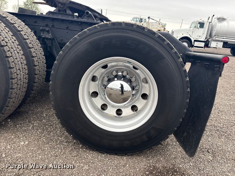 image for item EG8918 2005 Kenworth T800 semi truck