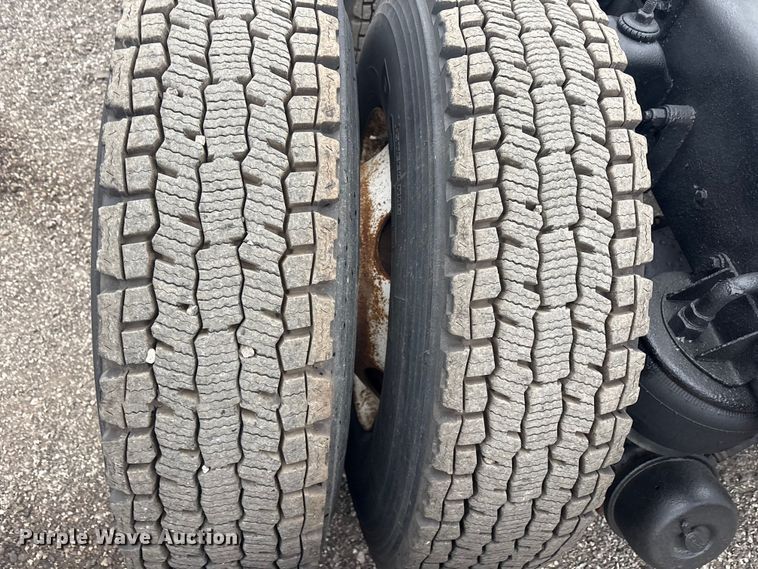 image for item EG8918 2005 Kenworth T800 semi truck