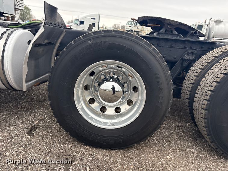 image for item EG8918 2005 Kenworth T800 semi truck