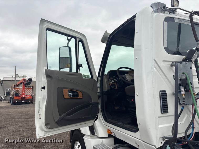 image for item EG8935 2012 International ProStar Plus semi truck