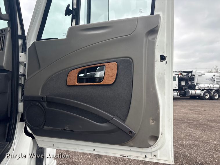 image for item EG8935 2012 International ProStar Plus semi truck