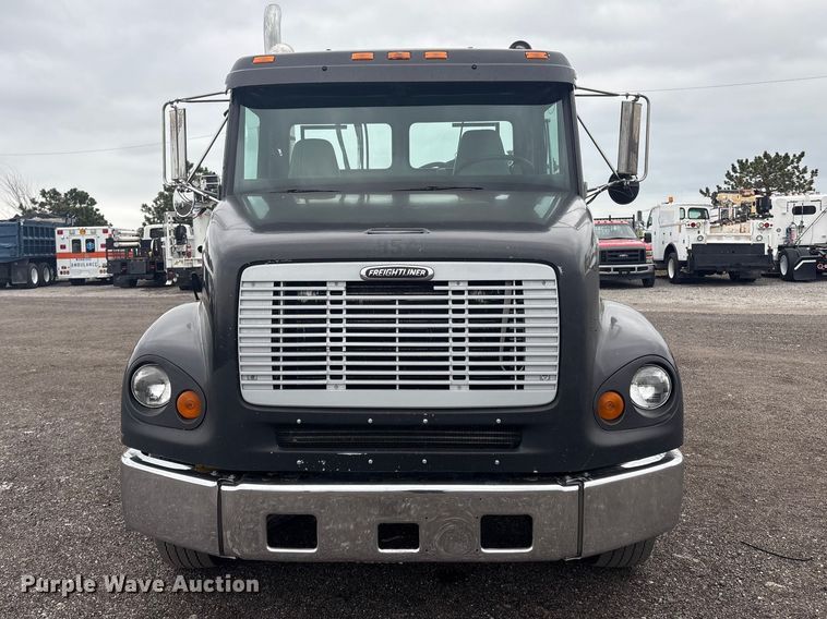 image for item EG8937 2000 Freightliner FL112 semi truck