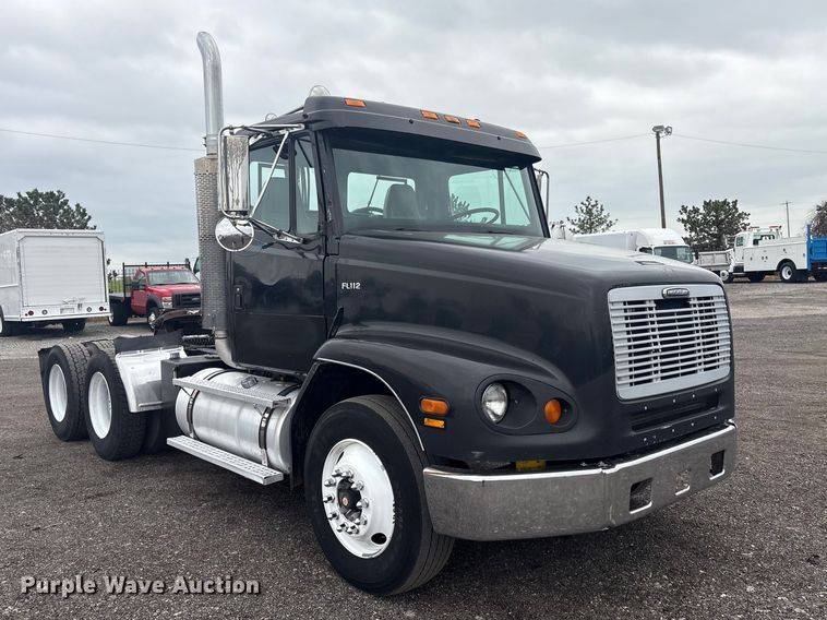 image for item EG8937 2000 Freightliner FL112 semi truck