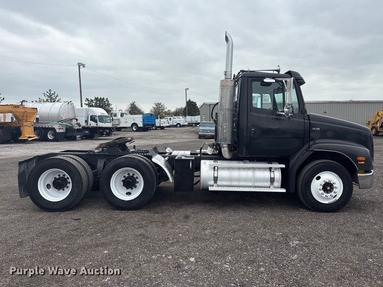 image for item EG8937 2000 Freightliner FL112 semi truck