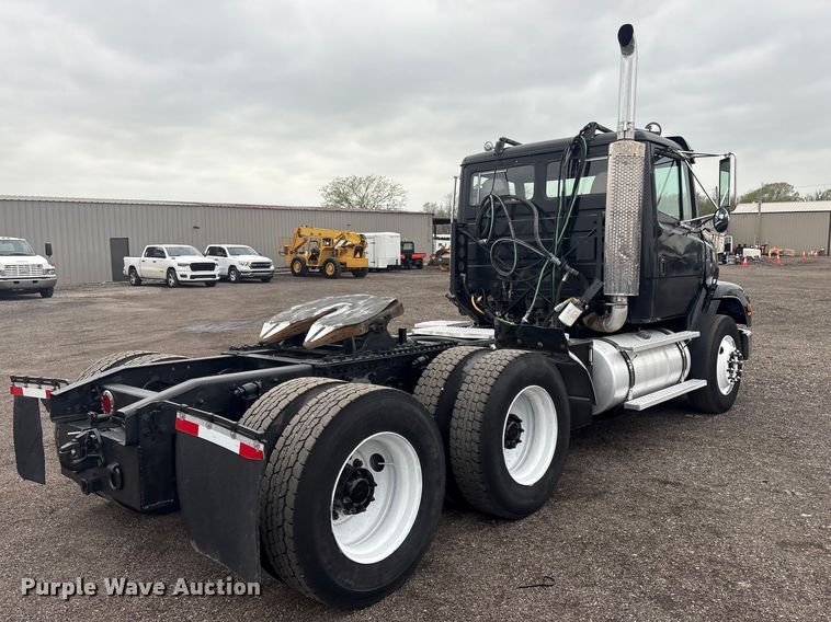 image for item EG8937 2000 Freightliner FL112 semi truck