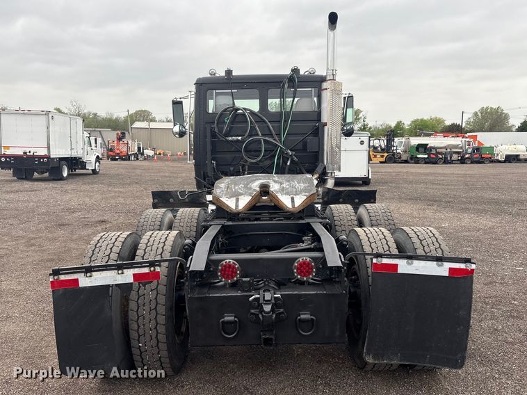 image for item EG8937 2000 Freightliner FL112 semi truck