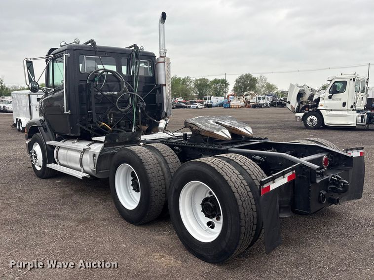 image for item EG8937 2000 Freightliner FL112 semi truck
