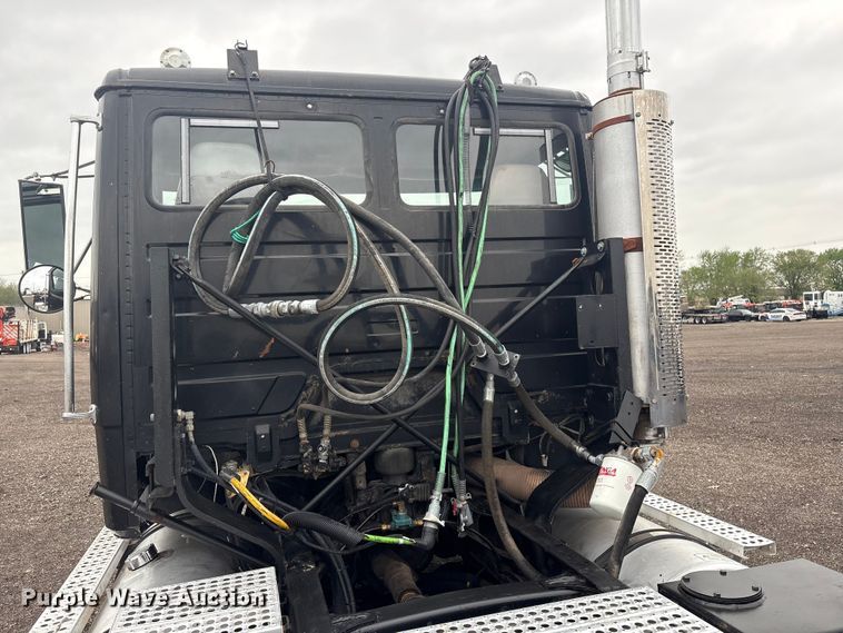 image for item EG8937 2000 Freightliner FL112 semi truck