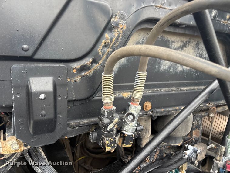 image for item EG8937 2000 Freightliner FL112 semi truck
