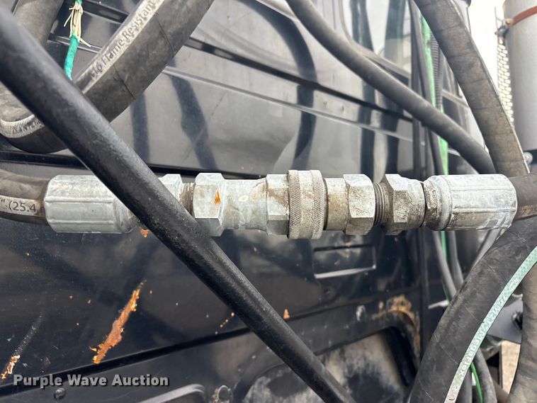 image for item EG8937 2000 Freightliner FL112 semi truck