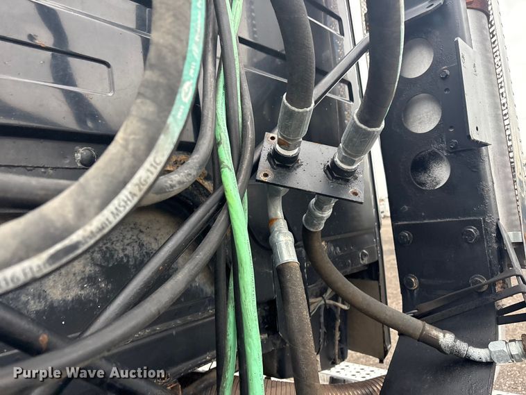 image for item EG8937 2000 Freightliner FL112 semi truck