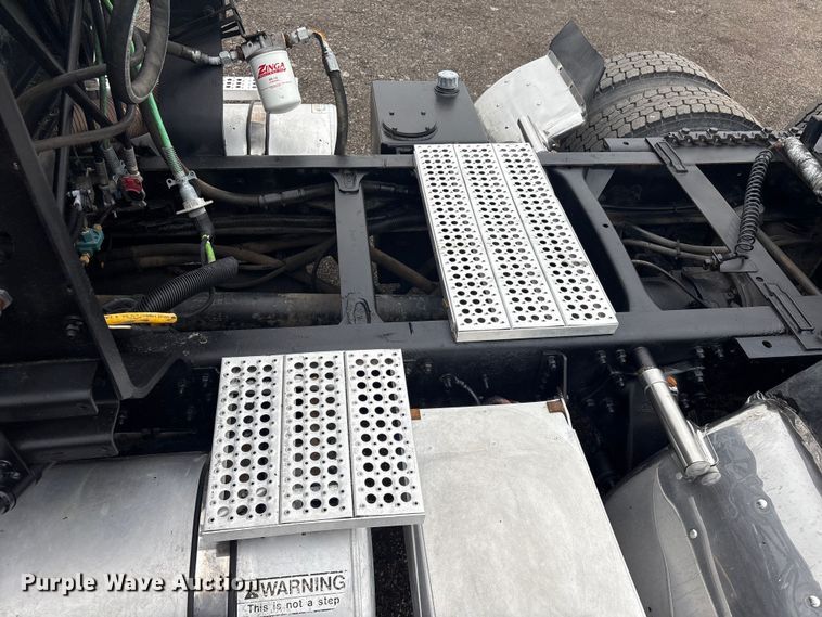 image for item EG8937 2000 Freightliner FL112 semi truck