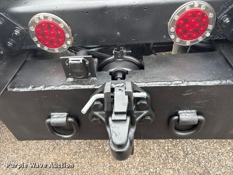 image for item EG8937 2000 Freightliner FL112 semi truck