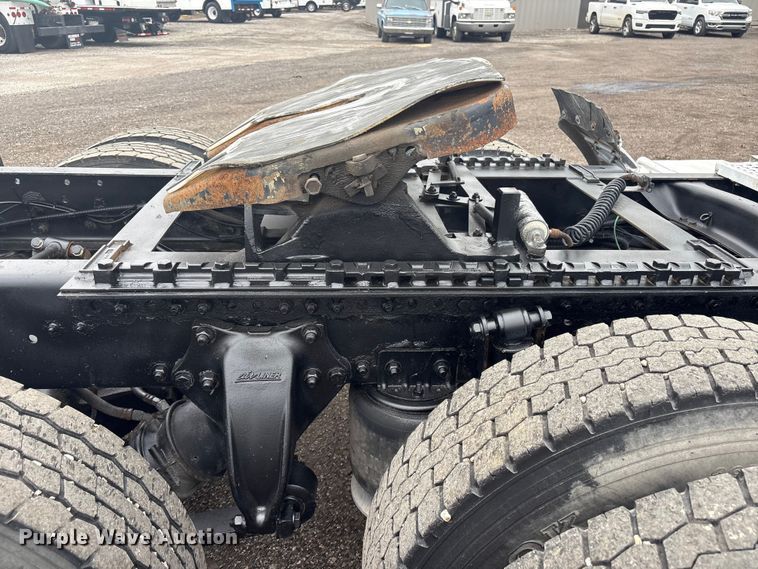 image for item EG8937 2000 Freightliner FL112 semi truck