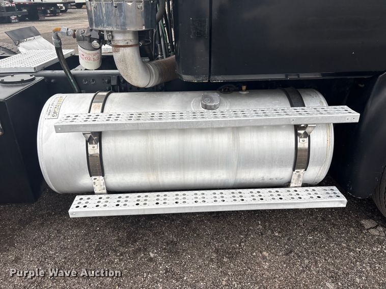 image for item EG8937 2000 Freightliner FL112 semi truck