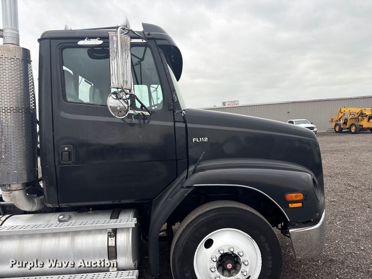image for item EG8937 2000 Freightliner FL112 semi truck