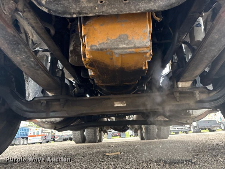 image for item EG8937 2000 Freightliner FL112 semi truck