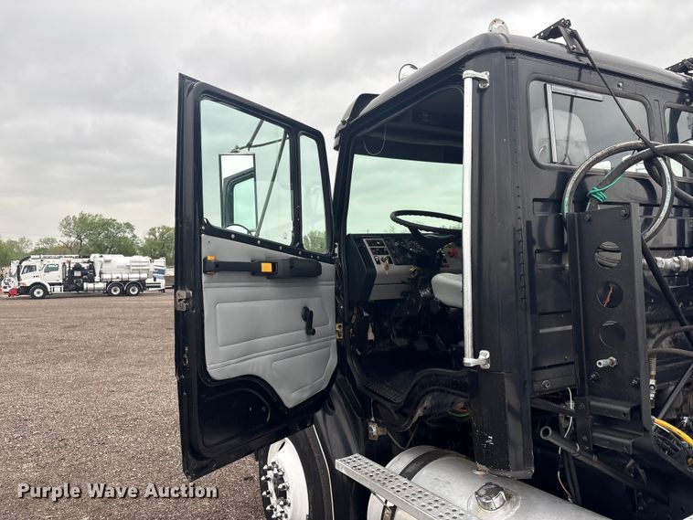 image for item EG8937 2000 Freightliner FL112 semi truck