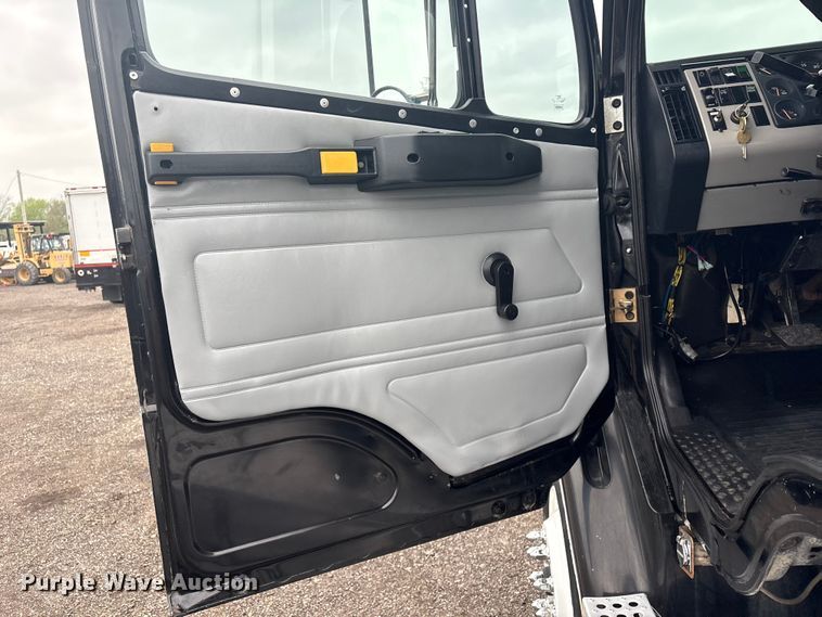image for item EG8937 2000 Freightliner FL112 semi truck
