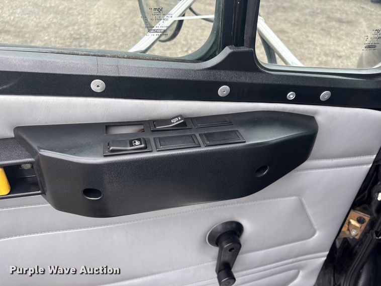 image for item EG8937 2000 Freightliner FL112 semi truck