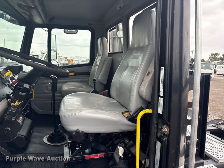 image for item EG8937 2000 Freightliner FL112 semi truck
