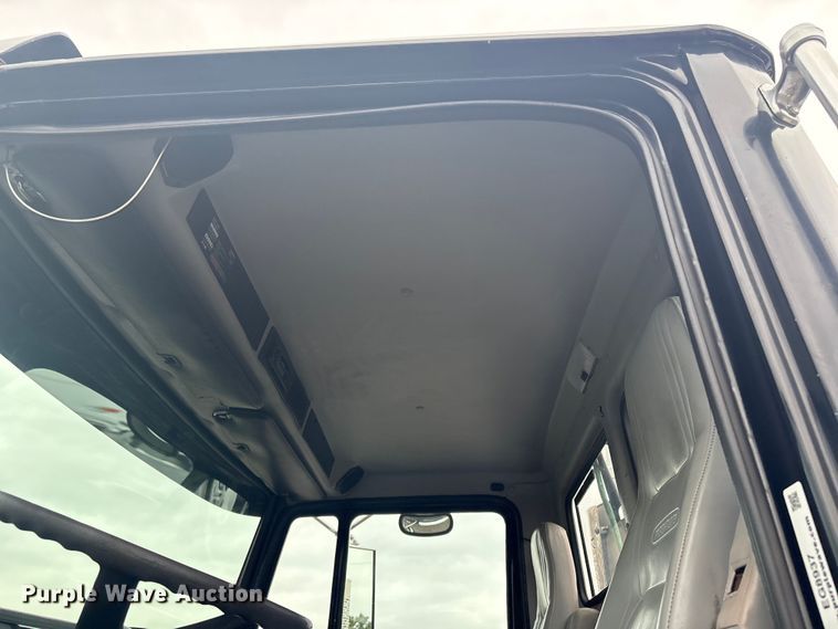 image for item EG8937 2000 Freightliner FL112 semi truck