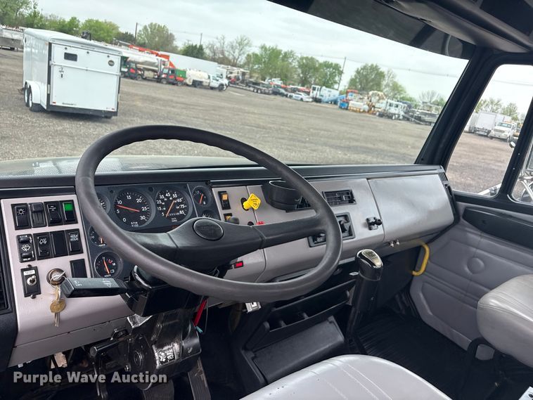 image for item EG8937 2000 Freightliner FL112 semi truck